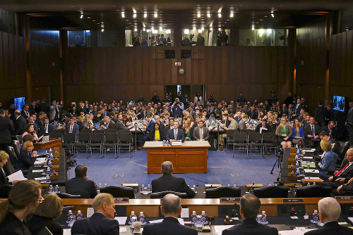 V utorok Zuckerberga 5 hodín vypočúval Senát, včera ho mali vypočúvať v Kongrese.