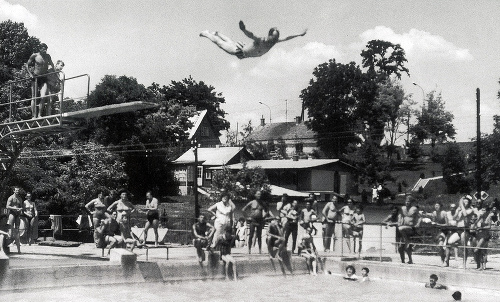 Fotografia zachytávajúca Dubčeka na verejnom kúpalisku v roku 1968.