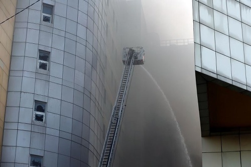 14-poschodovú budovu zachvátili plamene.