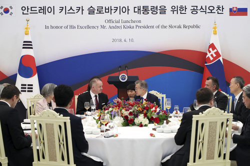 Andrej Kiska (uprostred vľavo) a Mun Če-in (uprostred vpravo) počas oficiálneho obeda 10. apríla 2018 v Soule.