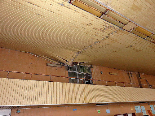 Poškodený hliníkový obklad stropu plavárne mal byť podľa statika demontovaný.