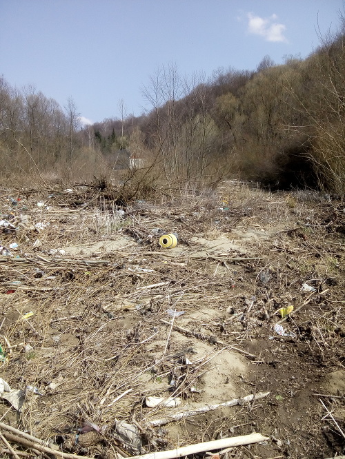 V okolí rieky Topľa je množstvo odpadkov. 