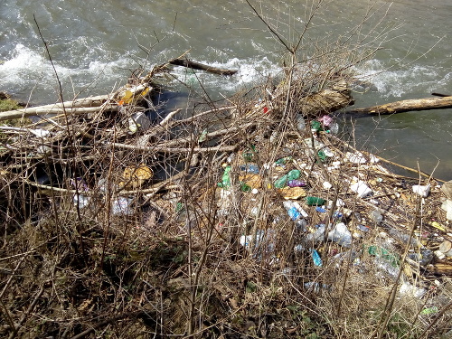 V okolí rieky Topľa je množstvo odpadkov. 