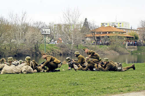 Do bojov sa zapojilo zhruba 200 dobrovoľníkov.