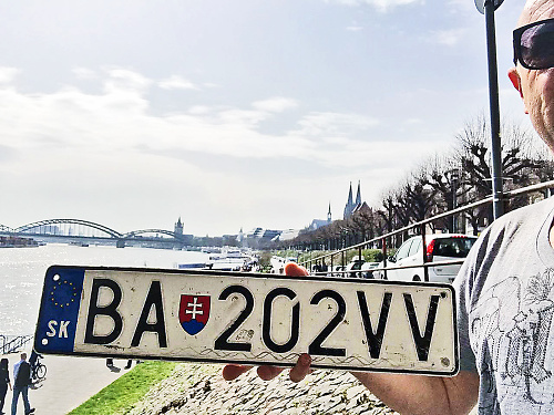 Priateľ nálezkyne drží značku z luxusného auta na nábreží Rýnu v Kolíne.
