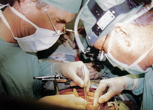 PRI OPERÁCII: Profesor Fischer (vpravo) ako prvý transplantoval na Slovensku srdce.