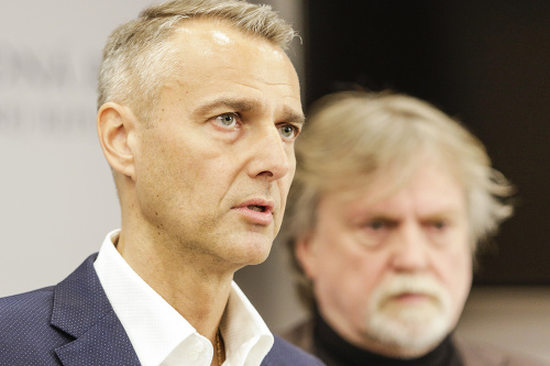 Poslanci Národnej rady SR za Smer-SD Richard Raši (vľavo) a Dušan Jarjabek vyzvali Matoviča k vzdaniu sa funkcie.