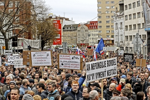 Námestia sa zapĺňajú od popravy novinára J. Kuciaka a jeho snúbenice M. Kušnírovej.