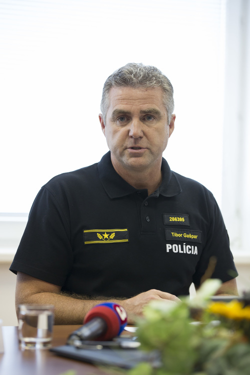 Policajný prezident Tibor Gašpar za prácou polície stojí. 