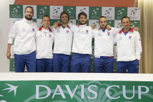 Na snímke slovenskí tenisoví reprezentanti zľava Igor Zelenay, Norbert Gomboš, Martin Kližan Jozef Kovalík, Andrej Martin a nehrajúci kapitán Dominik Hrbatý. 