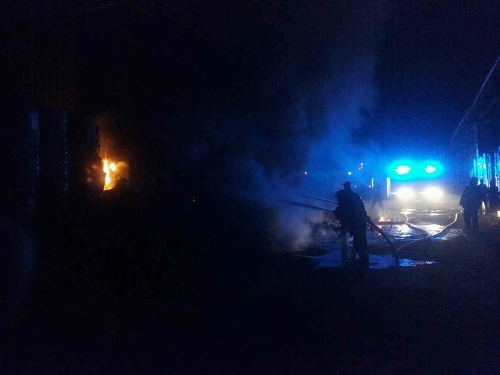 Pri požiari v Žiline zasahuje 20 hasičov.  