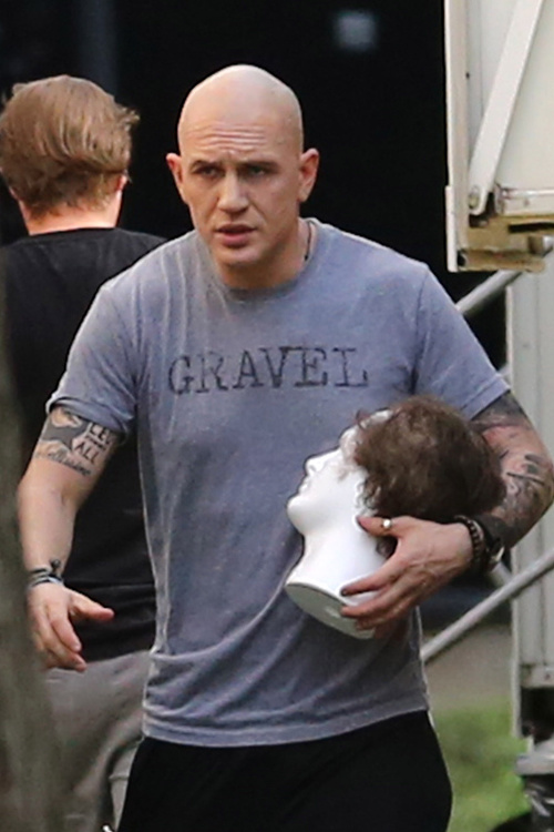 Spoznali by ste ho? Tom Hardy si pre novú rolu oholil hlavu.