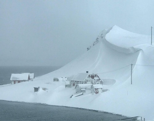 Chata pri mori bola zavalená snehom.