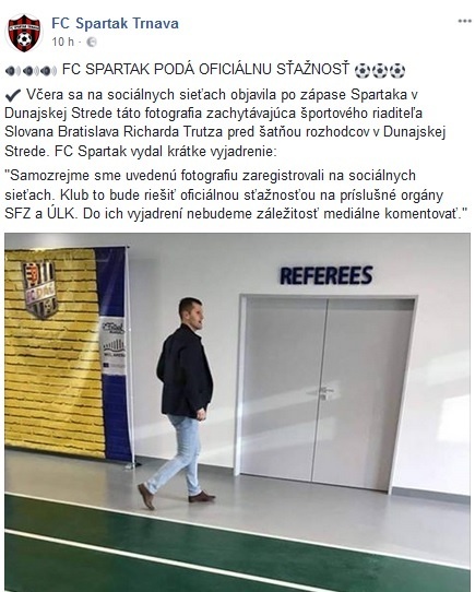 Richard Trutz pred kabínou rozhodcov.