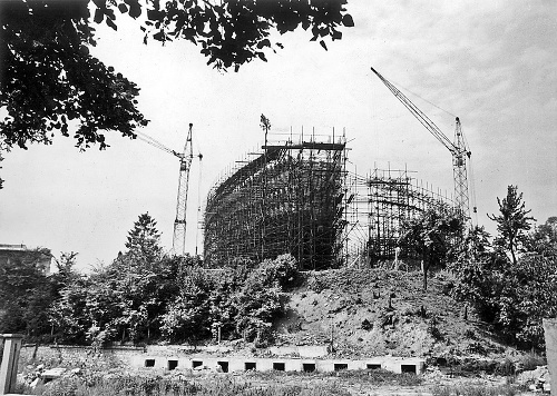 Jún 1967 - Mohutnú konštrukciu dvíhali viaceré žeriavy.