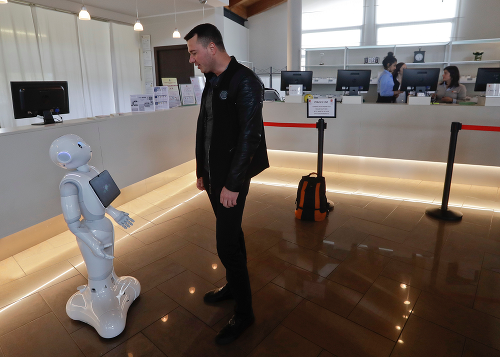Robot Robby Pepper na recepcii hotela.