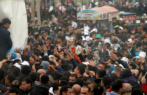 Palestínčania v pásme Gazy odštartovali v piatok šesťtýždňový protest.