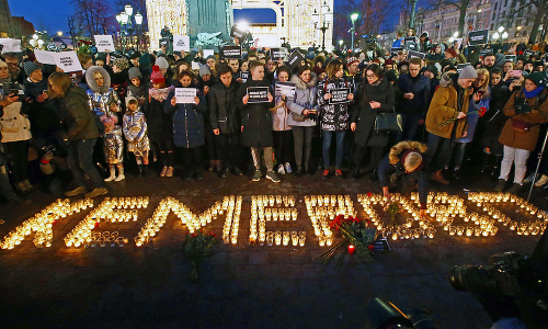Ľudia protestujú nielen v Kemerove, ale aj v ďalších mestách.