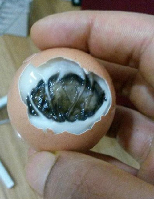 Vo vajíčku našiel zákazník mŕtve kura.