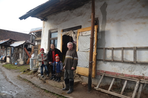 V takomto dome v Držkovciach žijú starí rodičia s vnúčikmi.
