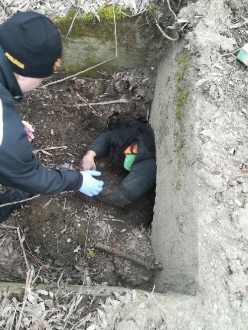 Beatu (29) , ktorá spadla v Žiline do hlbokej šachty, vyslobodili policajti. 