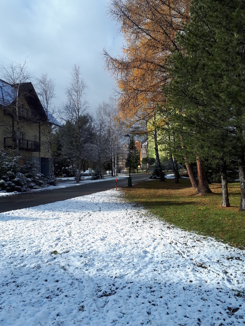 V Tatrách sa na jednom mieste stretli dve ročné obdobia: jeseň aj zima.