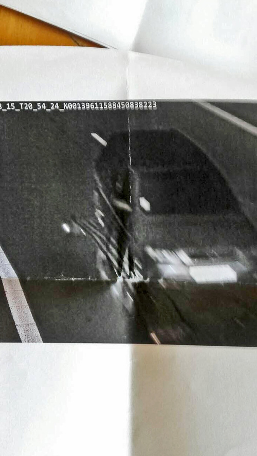 Na fotke je jasne  vidieť, že auto  je naložené na prívese.