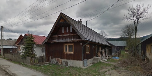 V dedine nájdete aj tradičné drevené domy. 