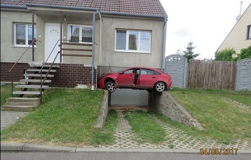 Mužovi sa podaril neuveriteľný parkovací manéver.