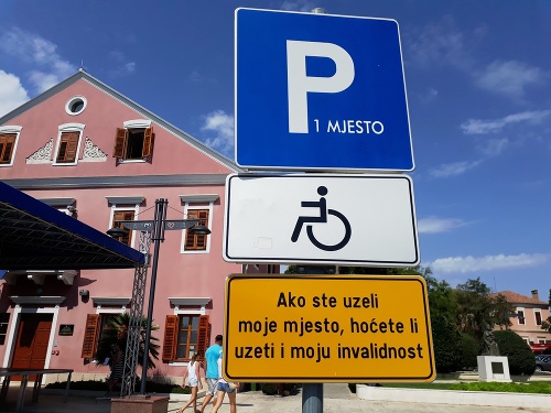 Takéto tabule pre vodičov nájdete v Chorvátsku.