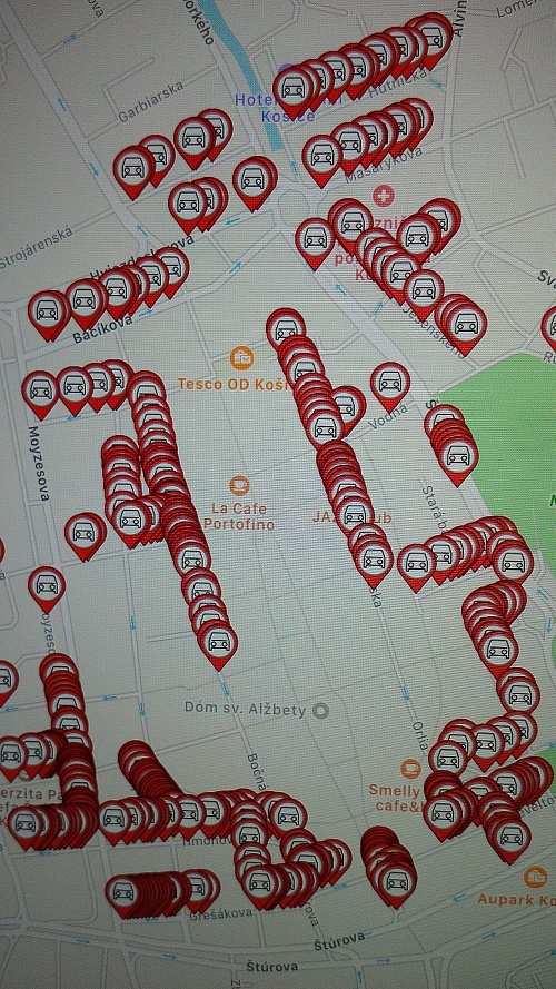 Červené značky v centre mesta sú autá, ktorých majitelia za parkovanie nezaplatili.