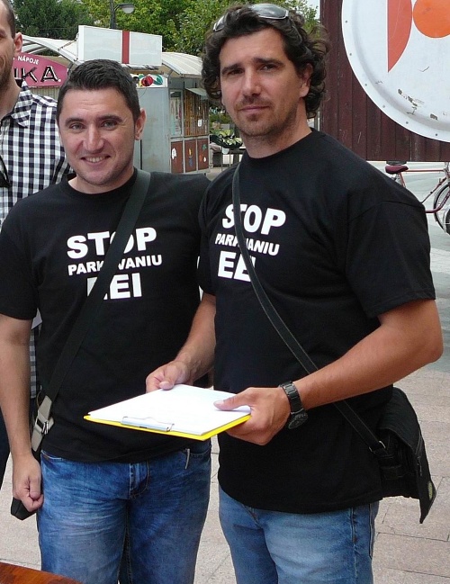 Aktivisti Milan Kaplan (29) a Milan Potocký (40) rozbehli petíciu proti firme EEI.