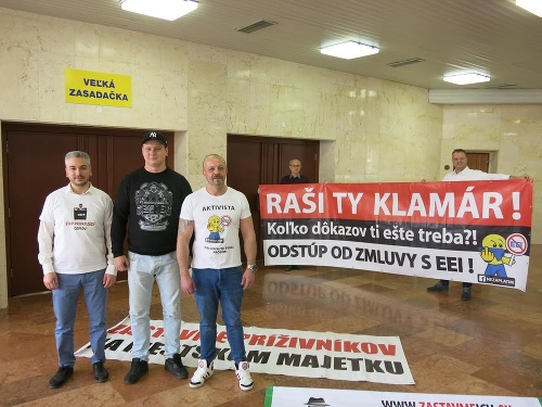 Aktivisti Rastislav Trnka, Ladislav Lörinc a Henrich Burdiga  označujú Rašiho za klamára.