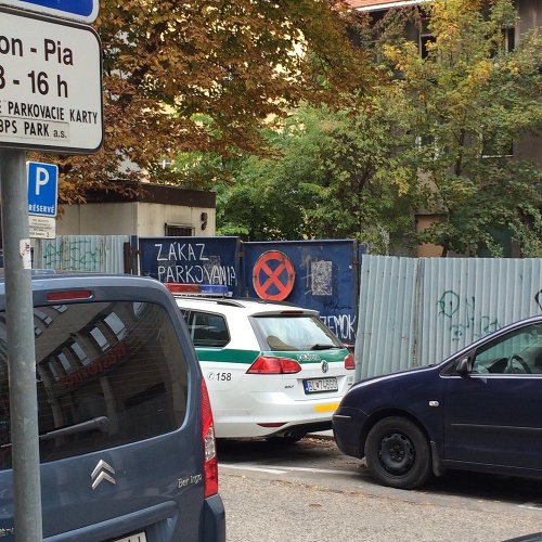 Čitateľovi sa nepozdávalo parkovanie bratislavských policajtov. Tí ho rýchlo vyviedli z omylu.