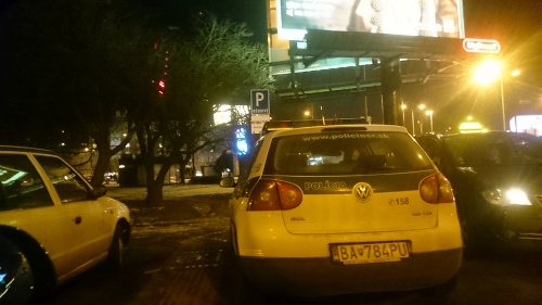 Policajti zaparkovali na mieste vyhradenom pre bratislavskú taxi službu.