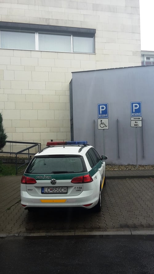 Čo policajtov donútilo takto zaparkovať, sme sa od kompetentných nedozvedeli.