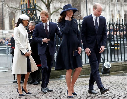 Meghan s princom Harrym prišli v spoločnosti princa Williama a jeho tehotnej manželky Kate.