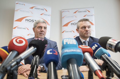 Dezignovaný premiér SR Peter Pellegrini (vpravo) a predseda strany Most-Híd Béla Bugár (vľavo).