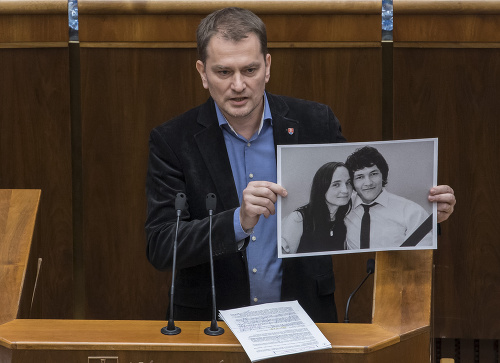 Šéf parlamentu Andrej Danko vyhodil zo sály I. Matoviča za to, že počas prejavu ukázal fotku zavraždenej dvojice.