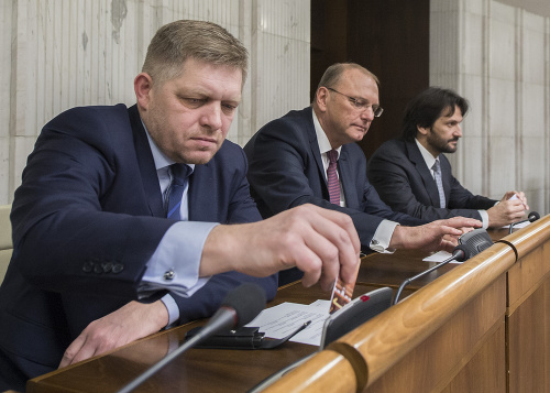 Fico sa v poslaneckej lavici stretol so starými kamošmi Vážnym (v strede) a Kaliňákom.