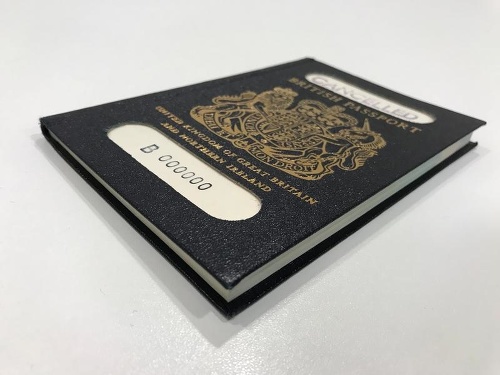 Takto vyzerá originálny modrý pas Veľkej Británie.