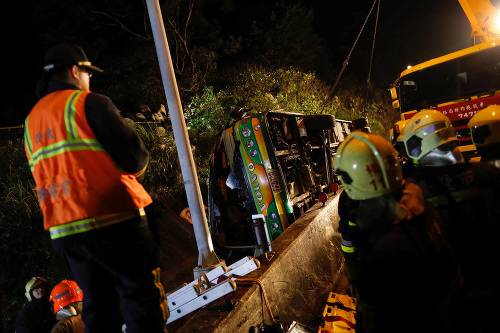 Nehoda autobusu sa skončila smrťou desiatok ľudí.
