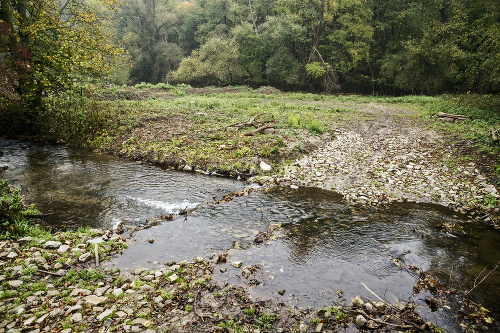 Ťažké mechanizmy, ktoré prechádzajú cez potok môžu vážne poškodiť tok a znečistiť vodu.
