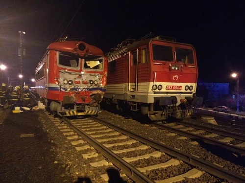 Čelná zrážka vlakov spôsobila zranenia 18 ľuďom.