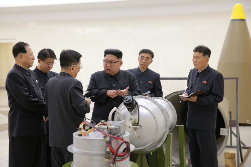 Kim Čong-un sa osobne zúčastnil vkladania nukleárnej zbrane do rakety v továrni.