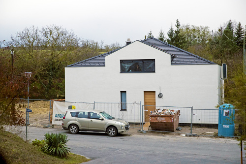 November 2016: Dom je už omietnutý a má hotovú strechu.