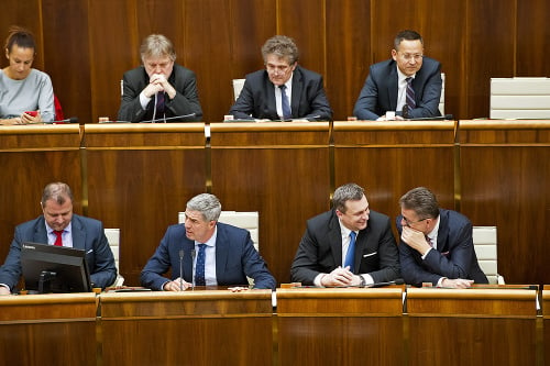 V parlamente sa začínajú stretávať poslanci Smeru, po krátkej debate sa na ďaľších krokoch neuzniesli.