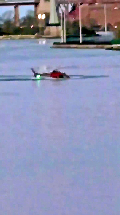 Vrtuľník v New Yorku spadol do rieky.