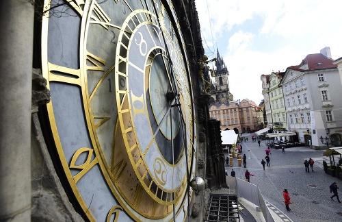 Orloj na Staromestskom námestí je obľúbenou atrakciou Prahy.