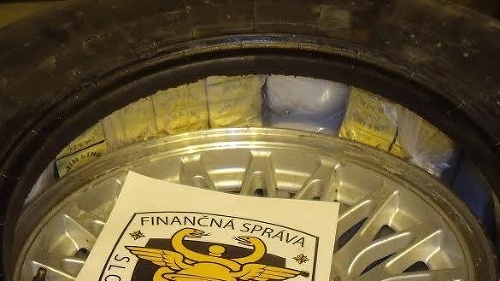 Ukrajinec ce hraničný priechod prevážal nelegálne cigarety v pneumatikách svadobnej limuzíny. 